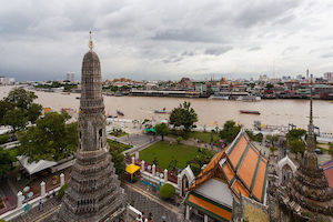 1280px-Templo_Wat_Arun,_Bangkok,_Tailandia,_2013-08-22,_DD_16.jpeg