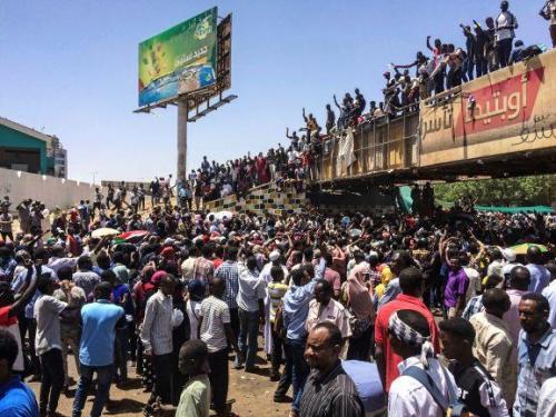 201904africa_sudan_protests_militaryhq_0.jpg