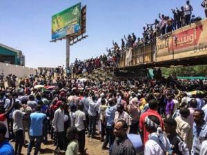 201904africa_sudan_protests_militaryhq_0_0.jpg