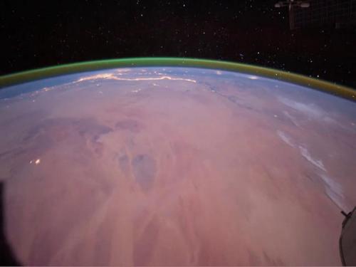Airglow_observed_from_the_International_Space_Station_pillars_0.jpg