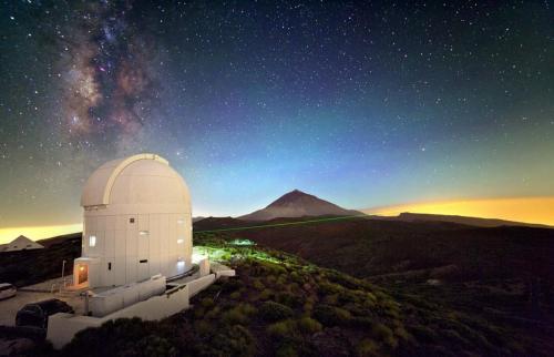 Laser_from_Optical_Ground_Station_on_Tenerife_pillars_0.jpg