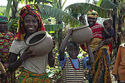 batwa_women_children_burundi__iucn_fwdslash_intu_boedhihartono_203586.jpg