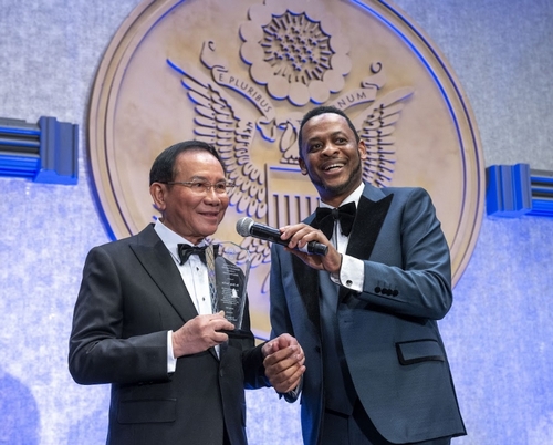 20250120 Dr. Hong receives award.jpg