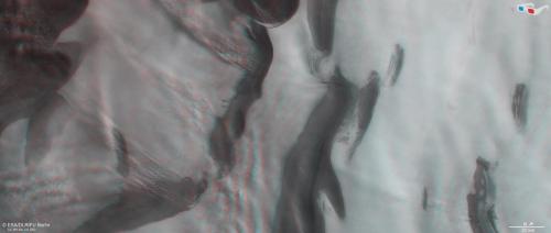 Mars_north_polar_ice_cap_in_3D_pillars_0.jpg